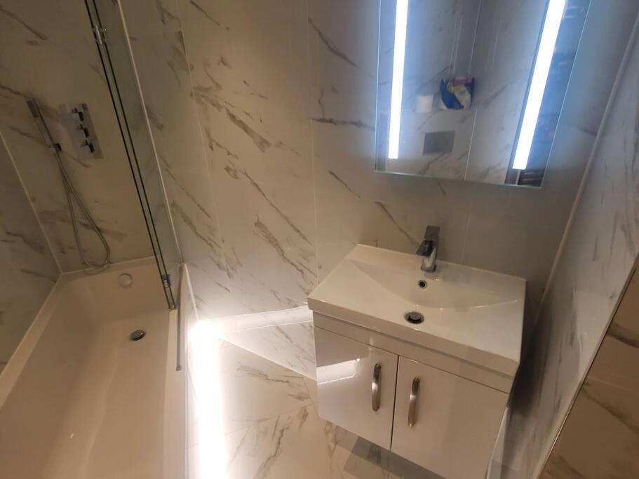 Entire Reigate Apartment Hosted By Pius Εξωτερικό φωτογραφία