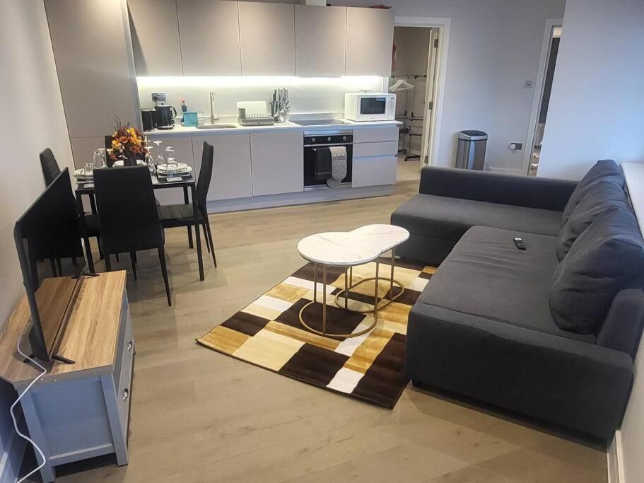 Entire Reigate Apartment Hosted By Pius Εξωτερικό φωτογραφία