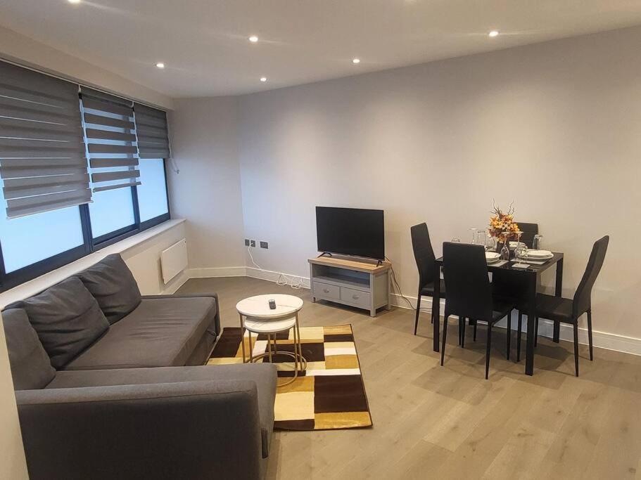 Entire Reigate Apartment Hosted By Pius Εξωτερικό φωτογραφία